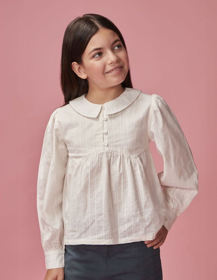 Bluse mit langen Ärmeln, flatterndem Saum und Knöpfen vorne, in Weiß