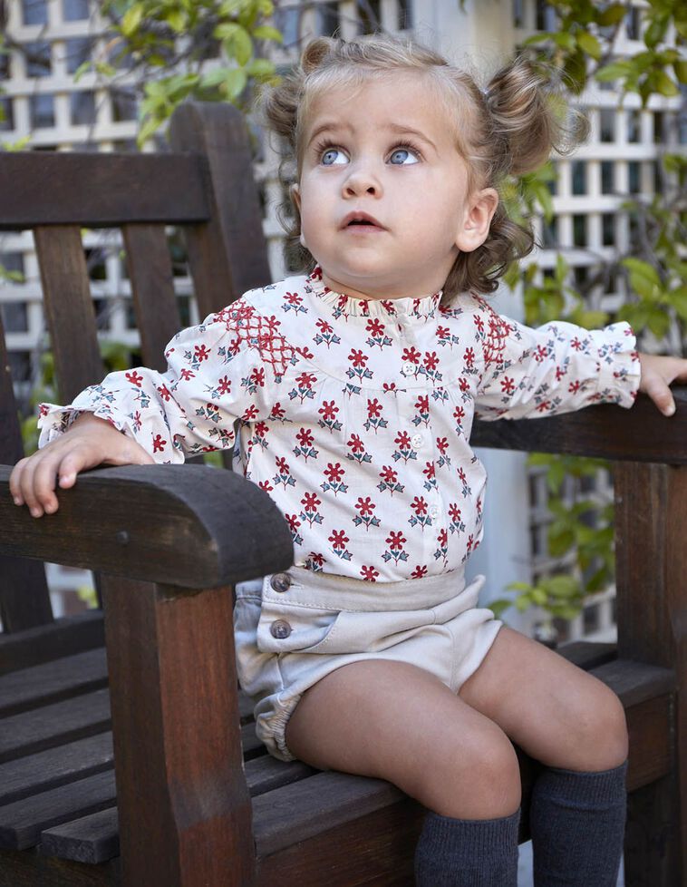 Chemise blanche imprimée avec broderie sur épaule
