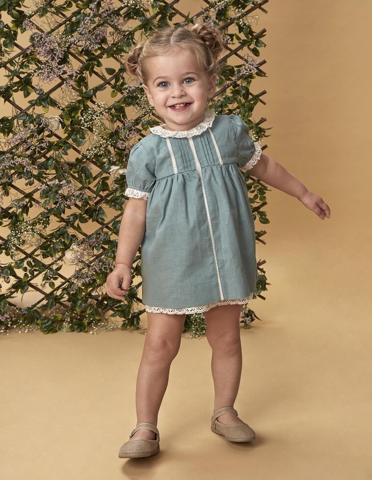 Vestito di lino con strisce ricamate verde