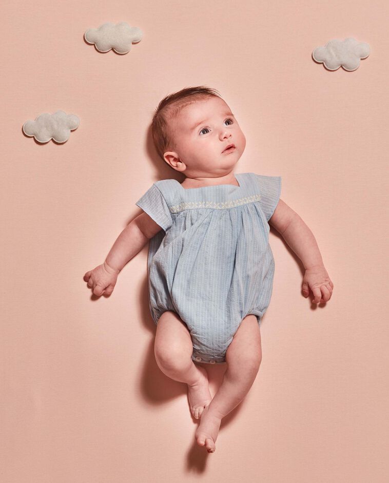 Barboteuse avec broderies bleu clair