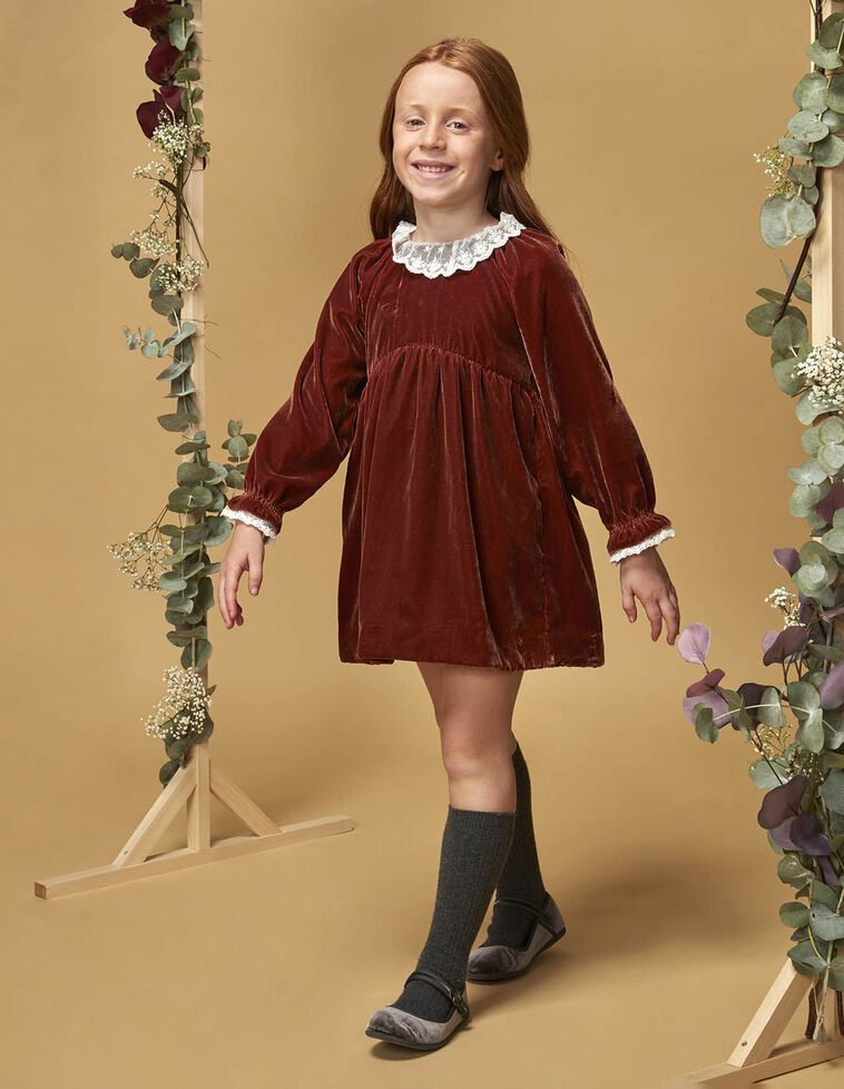 Robe en velours orange avec bande brodée sur le col et aux poignets orange