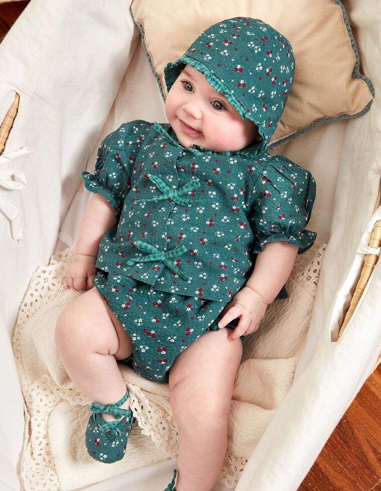 Ensemble vert composé d'une chemise et d'un pantalon assorti à capuche