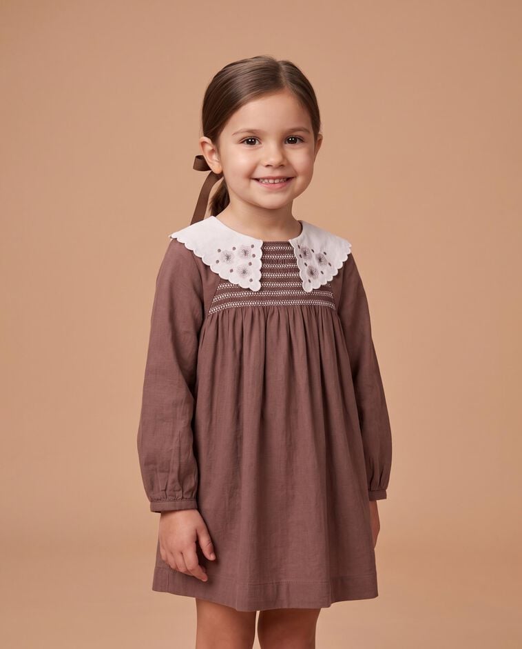 Vestido castanho com nido de abelha menina