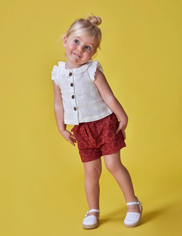 Blusa in lino color bianco sporco con volant