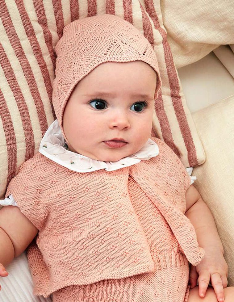 Bonnet ajouré finition vague rose