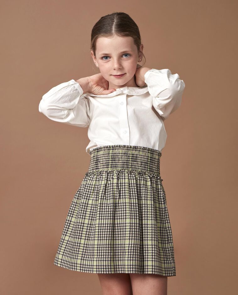 Blusa branca com gola bordada menina