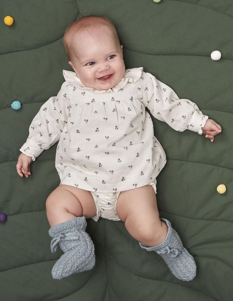 Robe en velours côtelé à fleurs blanches Robe en velours côtelé à fleurs blanches