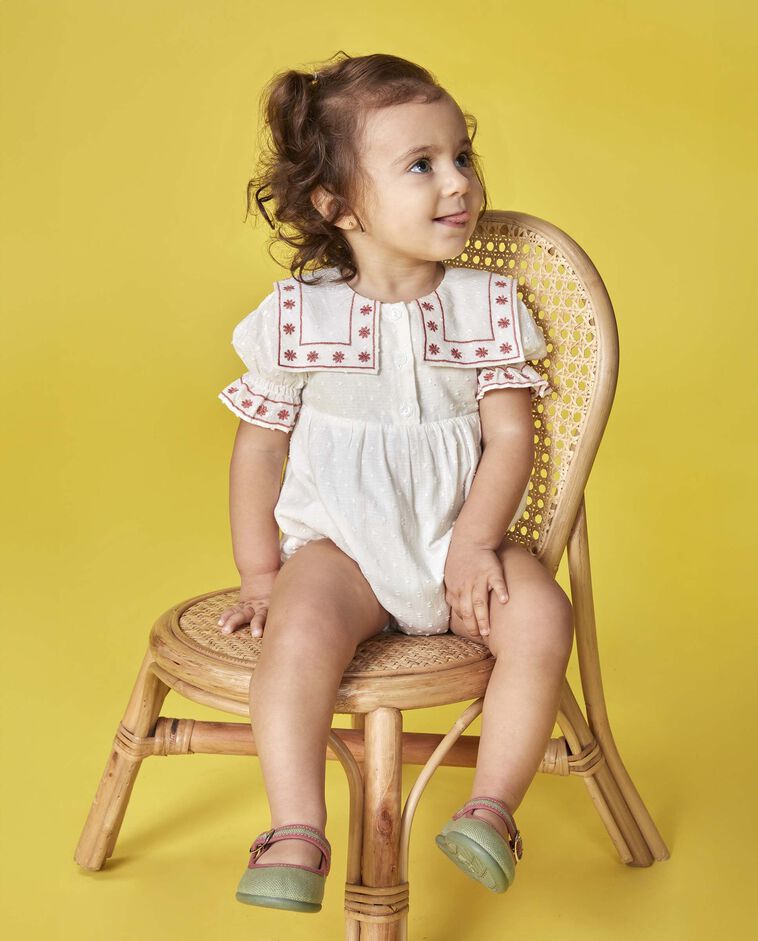 Babygrow com bordados a contraste branco/a