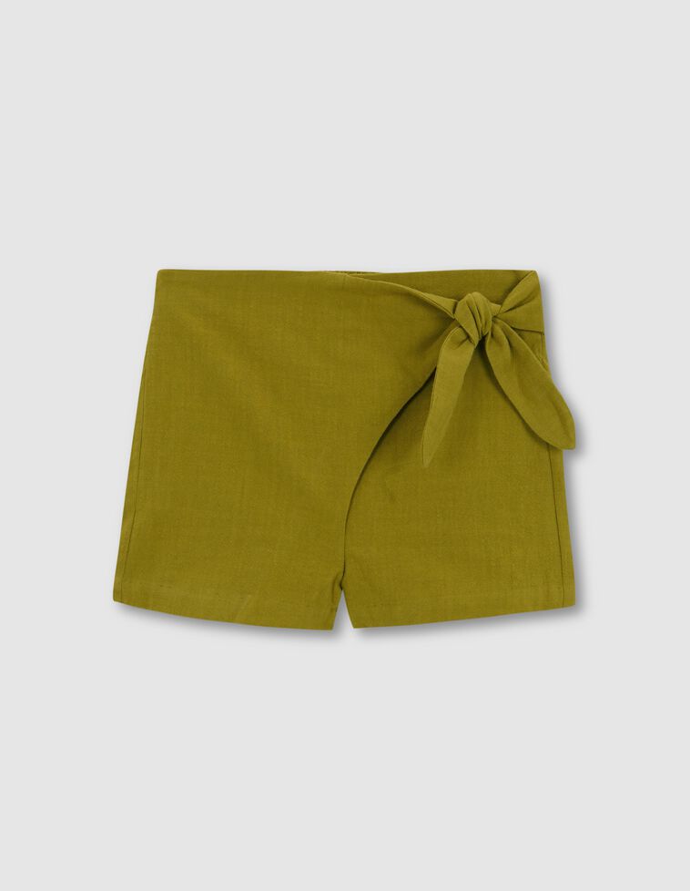 Grüne geknotete Shorts