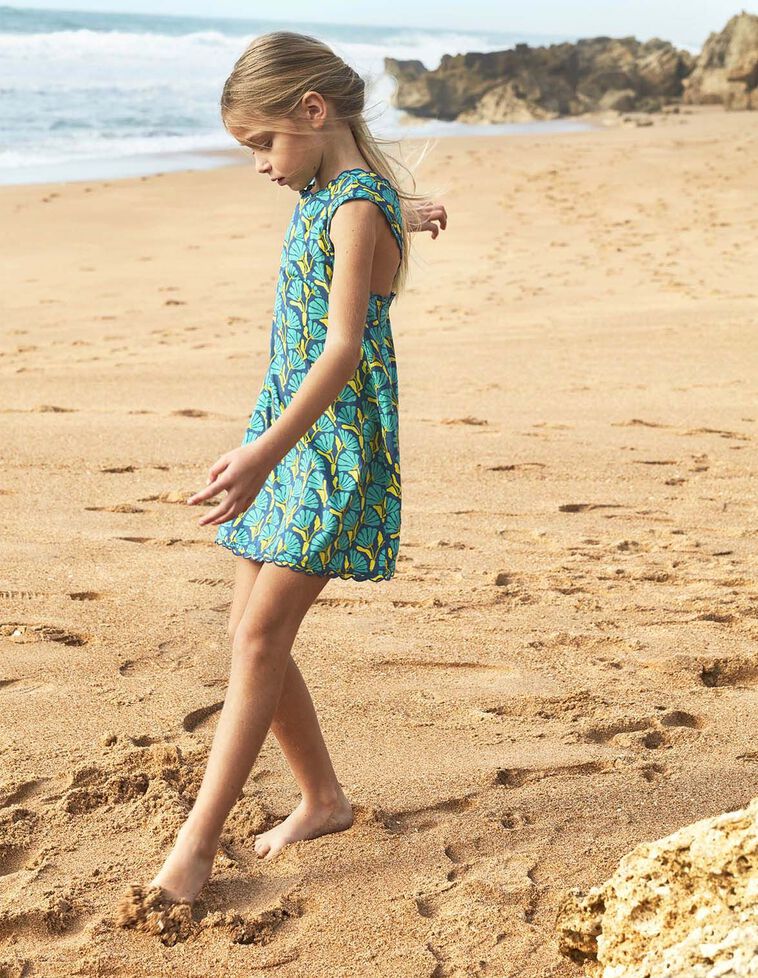 Robe à fleurs avec noeud bleu