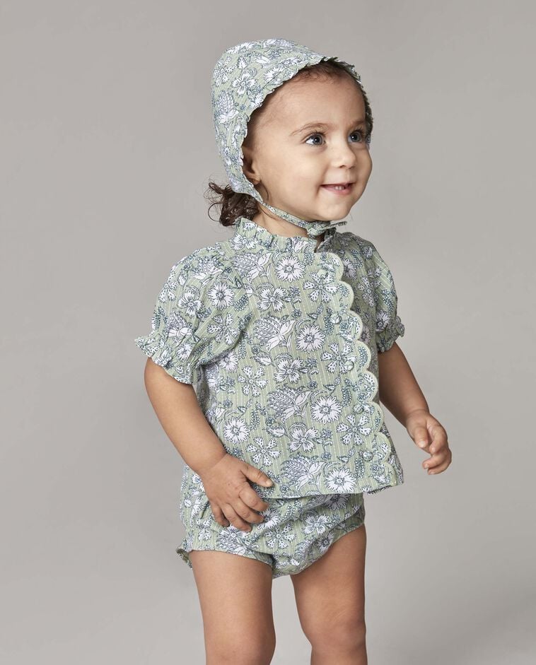 Completo camicia e pantaloni abbinati con cuffia verde