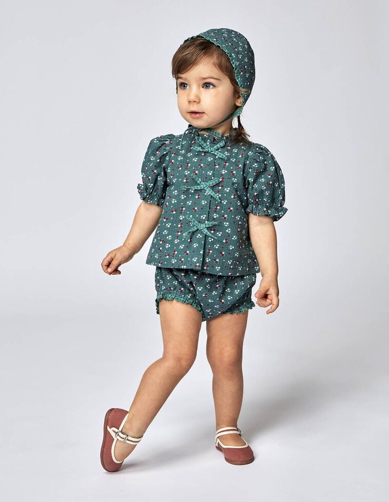 Ensemble vert composé d'une chemise et d'un pantalon assorti à capuche