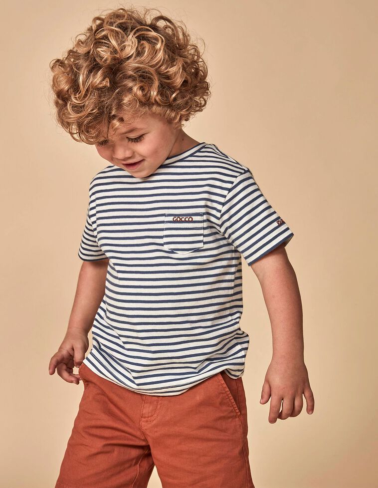 T-shirt com padrão de riscas azuis e brancas 