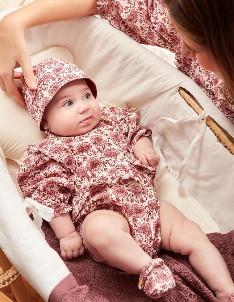 Babygrow sem pernas estampada com folhos rosa