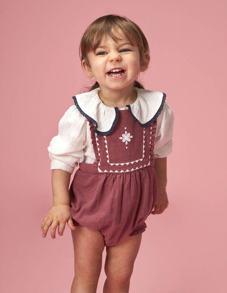 Pagliaccetto con bretelle e tasche ricami rosa