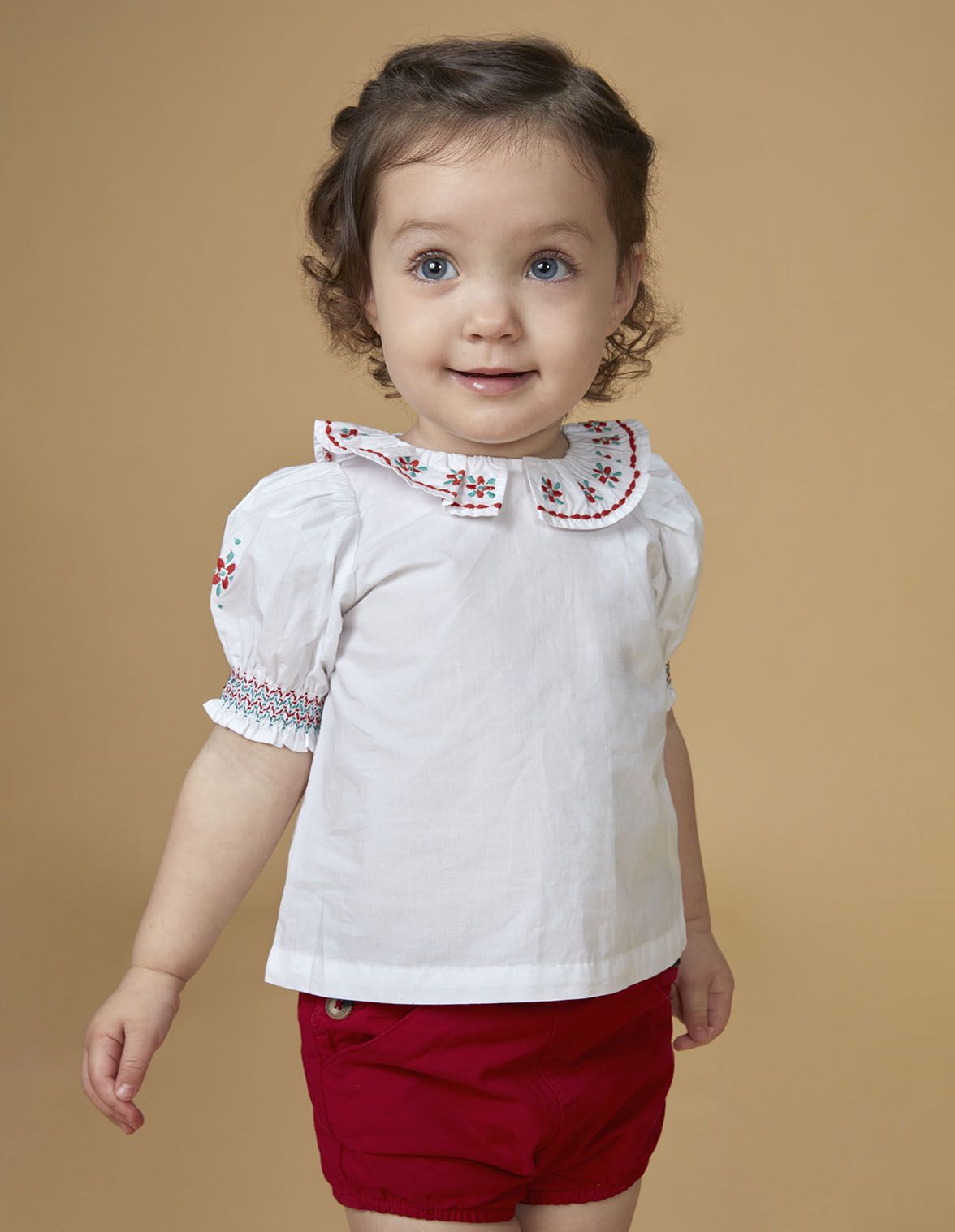 Chemise blanche a col a volants et broderie pour bebe fille