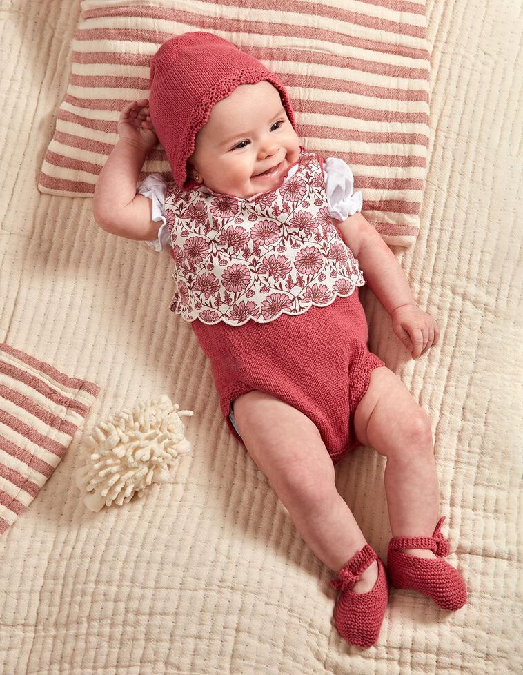 Bavoir avec broderie rose