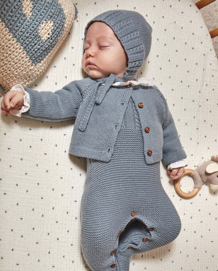 Pull bleu &agrave; torsades nouveau-n&eacute;