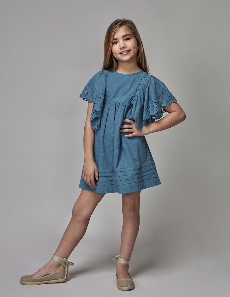 Robe bleue avec manches ajourées