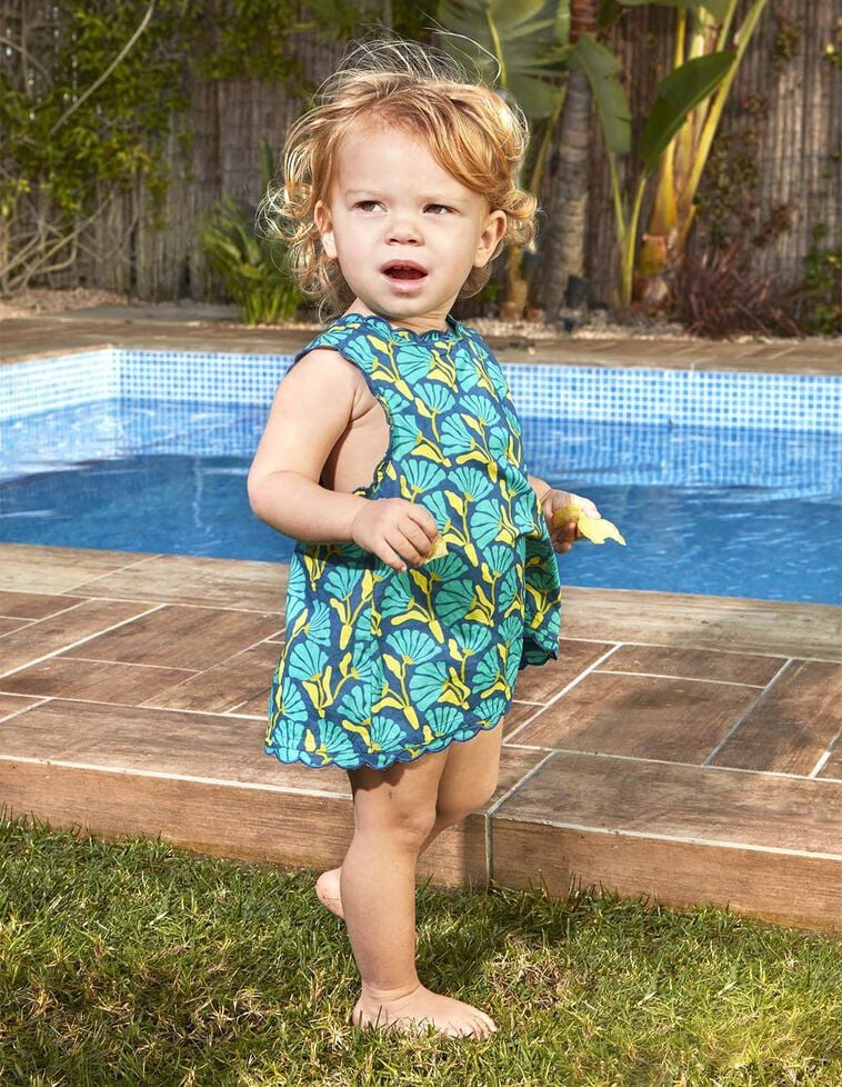 Robe à fleurs avec noeud bleu