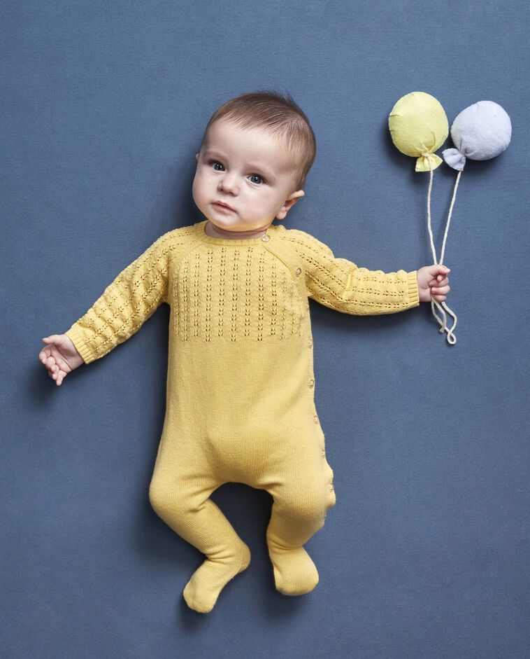 Strampler mit Lochmuster in Gelb