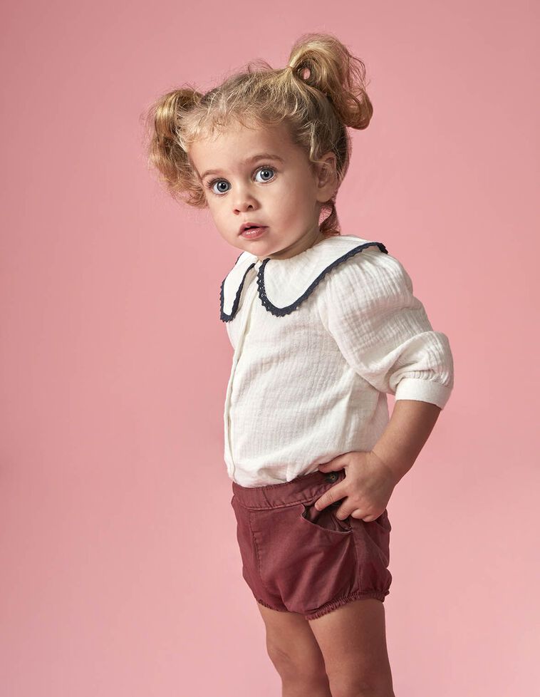 Blouse grand col avec bordure blanche contrastée