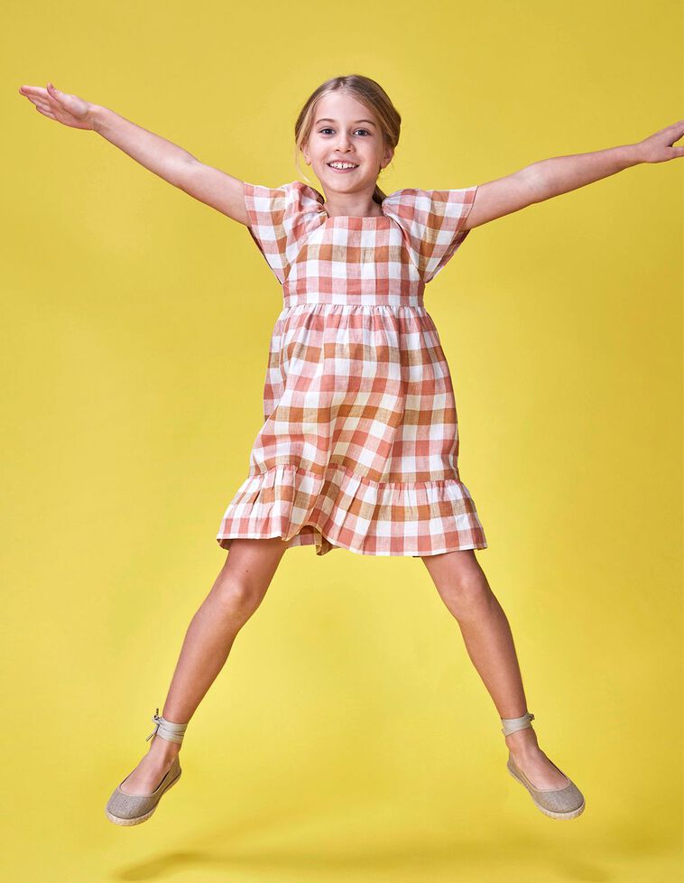 Vestido com padrão de xadrez vichy em laranja