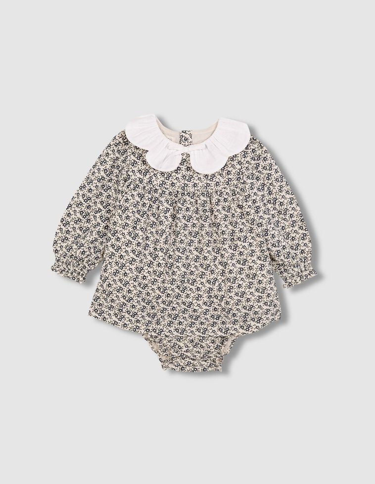 Robe à petites fleurs blanches
