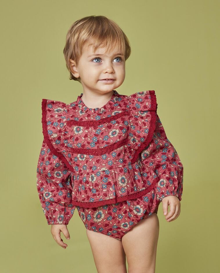 Babygrow estampado de flores  com folhos coral