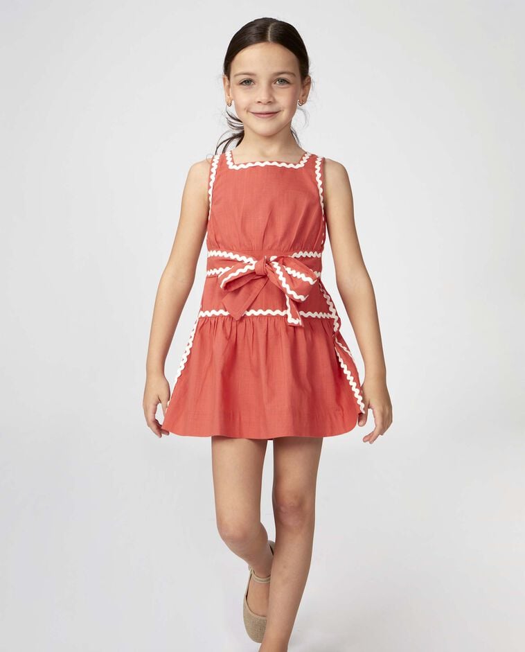 Vestido com la&ccedil;o laranja