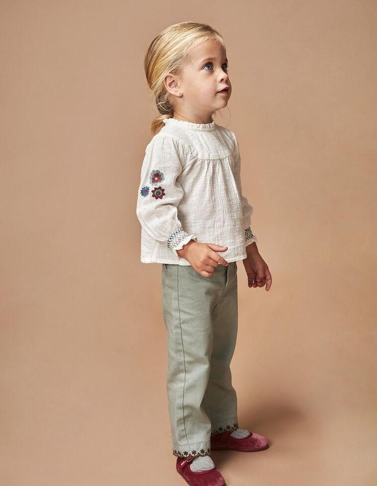 Blouse avec broderie blanche