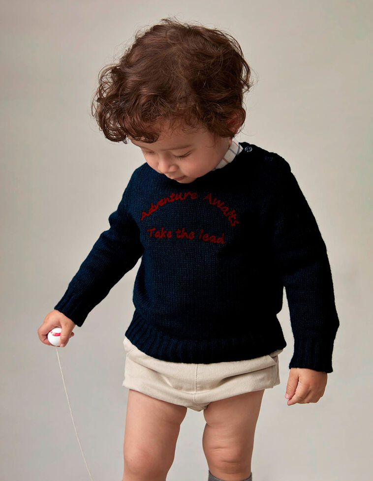 Pull vert avec broderies