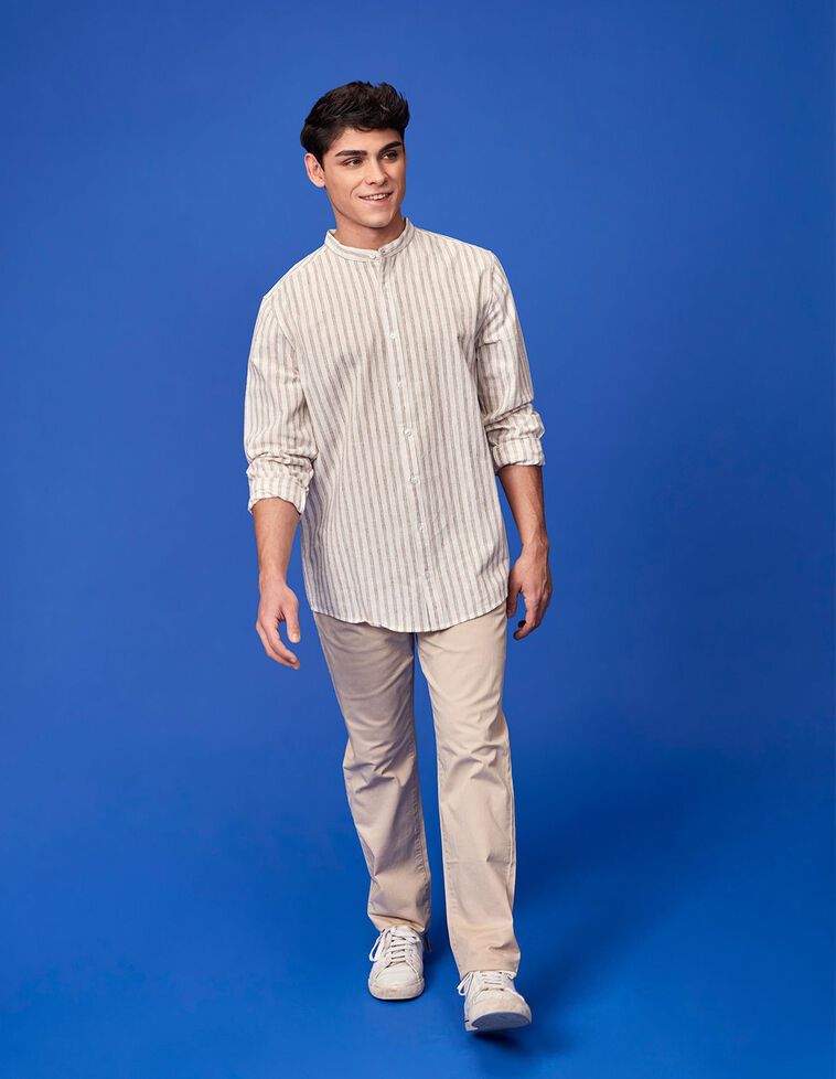 Camisa com padrão de riscas nas cores esbranquiçada e marsala