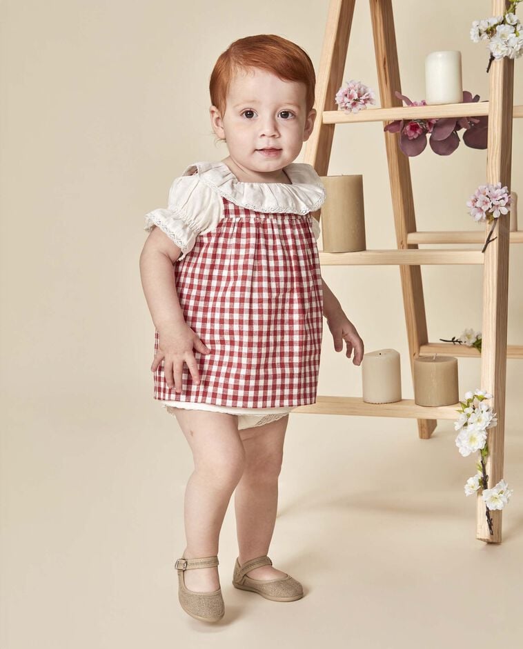 Robe en lin &eacute;cru avec tablier &agrave; carreaux blancs