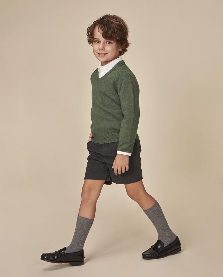 Camisola verde com gola em bico menino