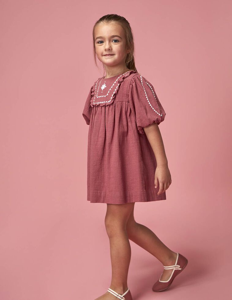 Robe à manches bouffantes avec broderie rose