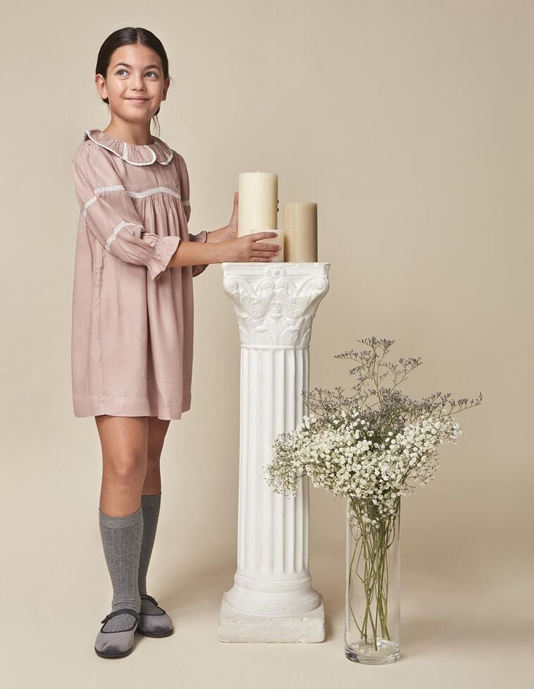 Vestido com tiras bordadas lilás