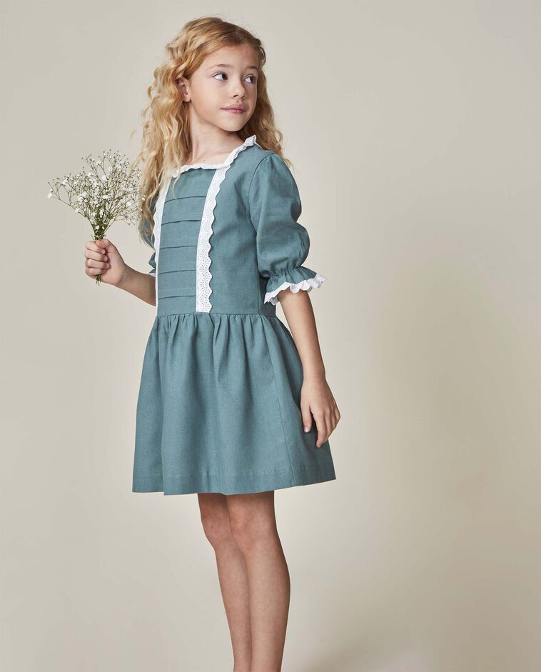 Vestito in lino con nastri ricamati verde