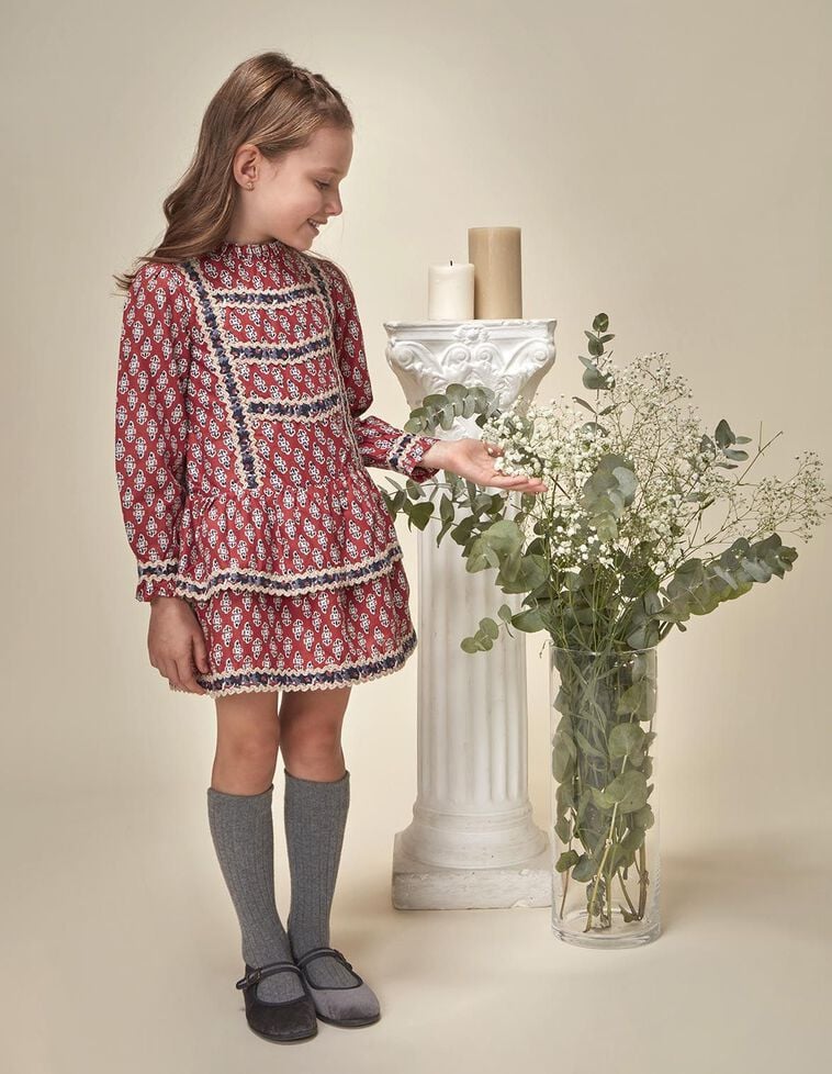 Vestido com estampado floral e tiras em grena