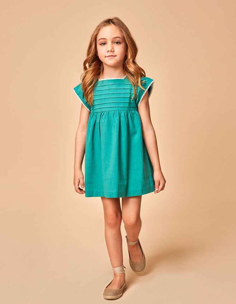 Vestido verde com dobras no peito e fitas bordadas  branca