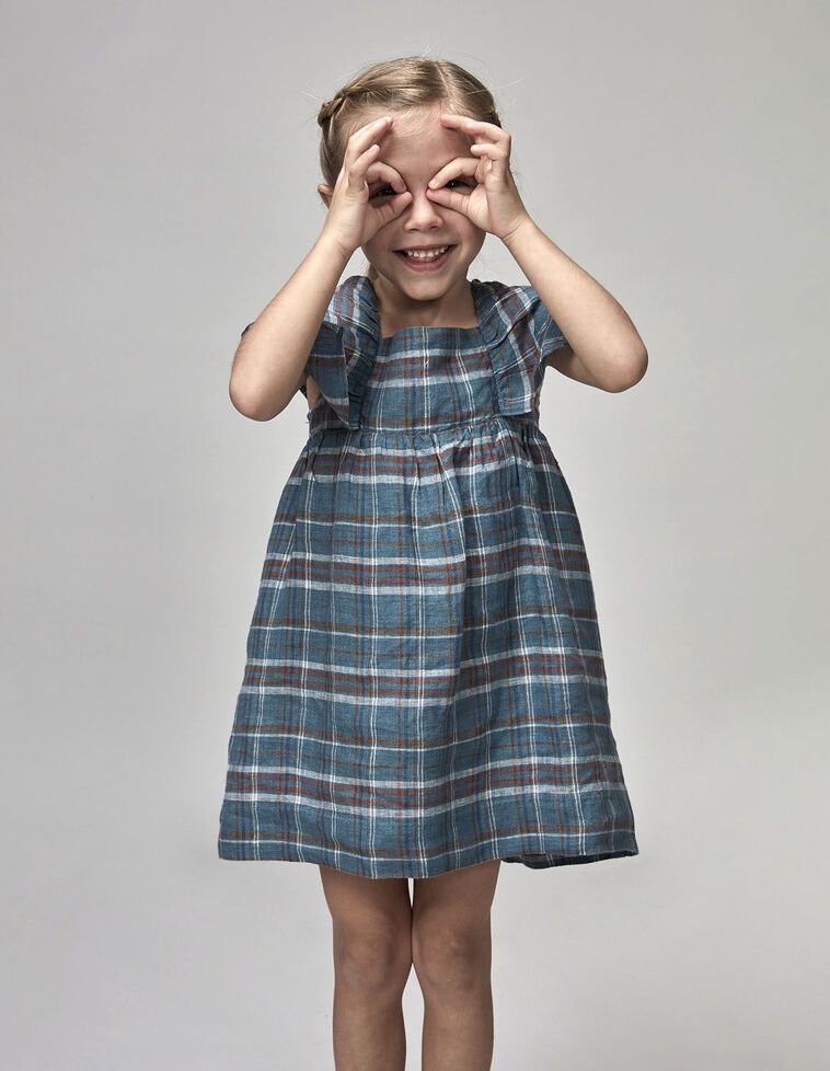 Robe à carreaux avec volants bleus
