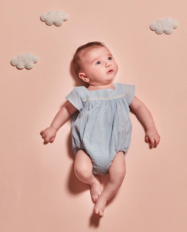 Barboteuse avec broderies bleu clair