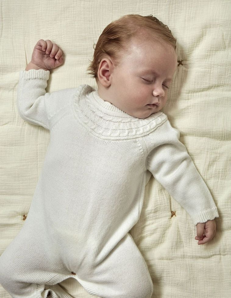 Strampler aus Wolle mit Achter-Muster und Wellenkragen, in Hellbraun