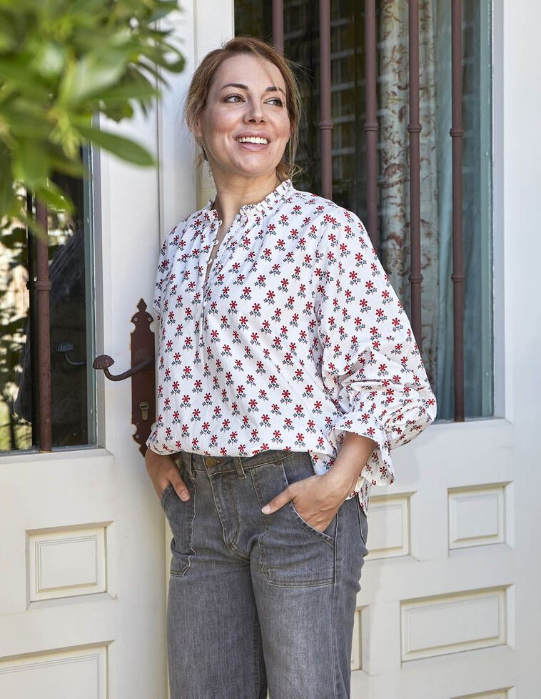 Blouse fleurie blanche à manches bouffantes