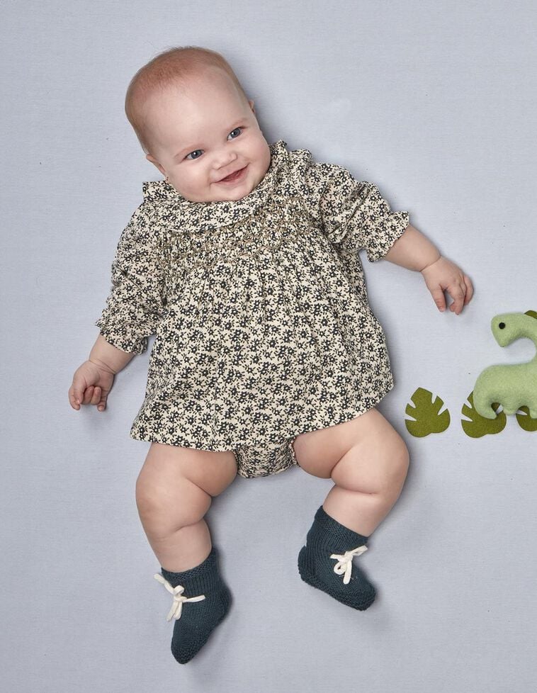 Robe à petites fleurs blanches