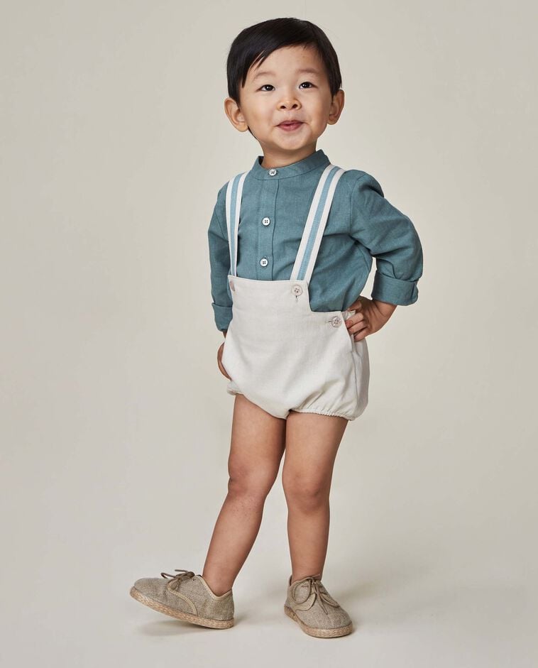 Cal&ccedil;&otilde;es abalonados de linho com al&ccedil;as pedra