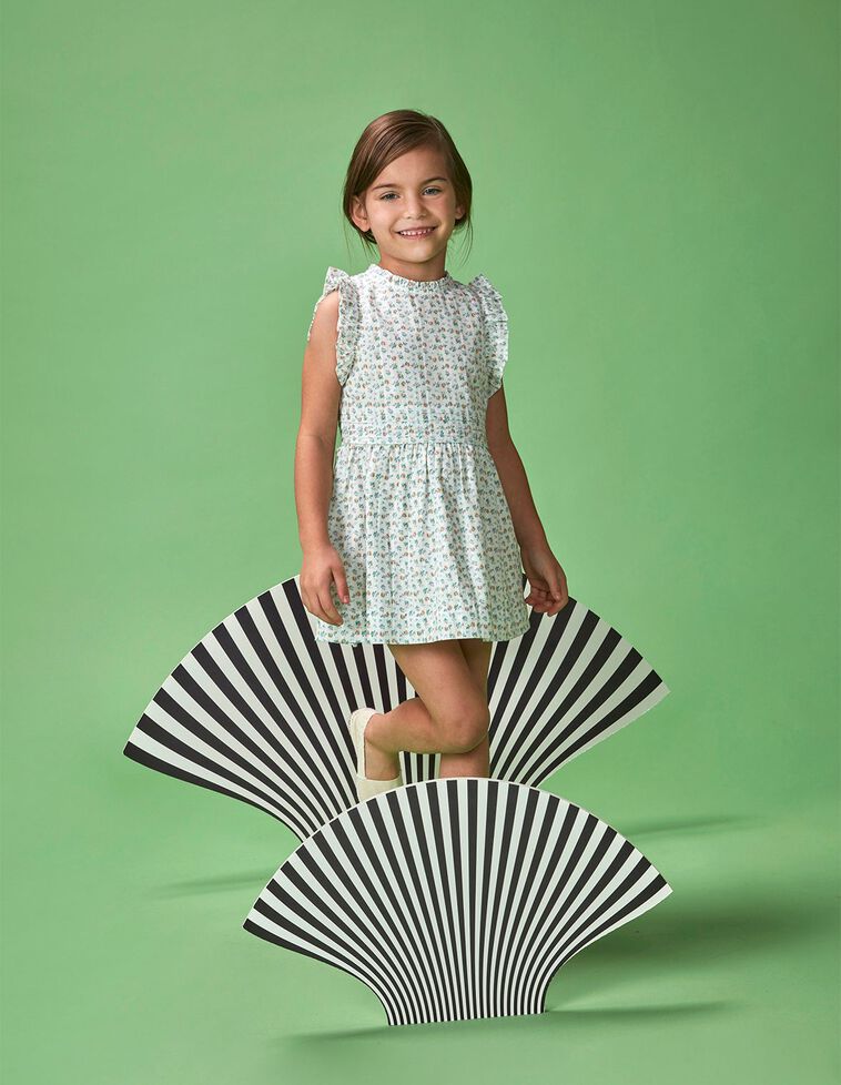 Vestido com estampado de flores e folho nas costuras e na gola