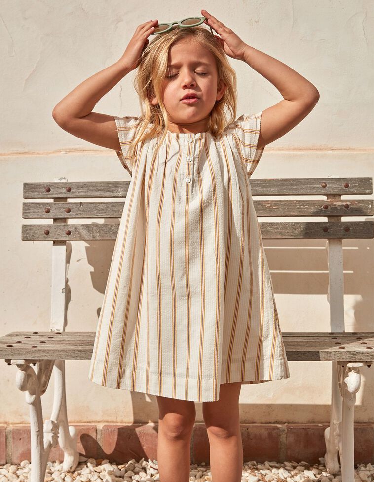 Vestido com padrão de riscas  esbranquiçada