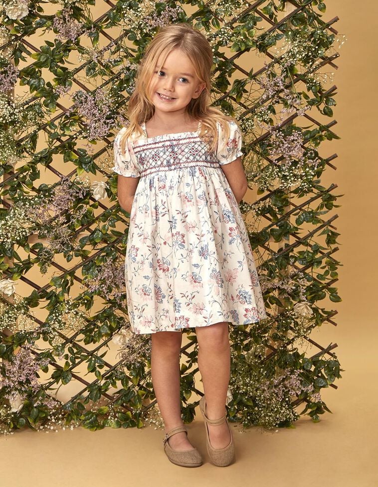 Robe fleurie avec nid d'abeille et ma blanc