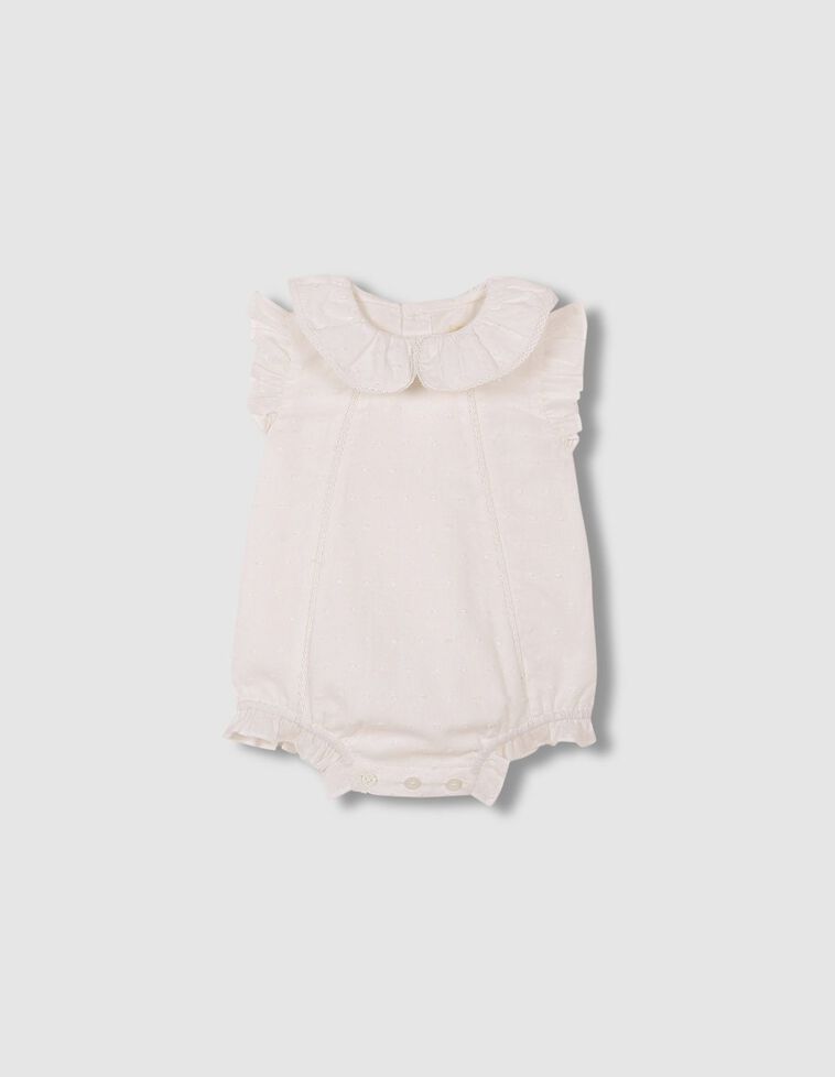 Babygrow sem pernas em plumeti e folho na gola  esbranquiçada